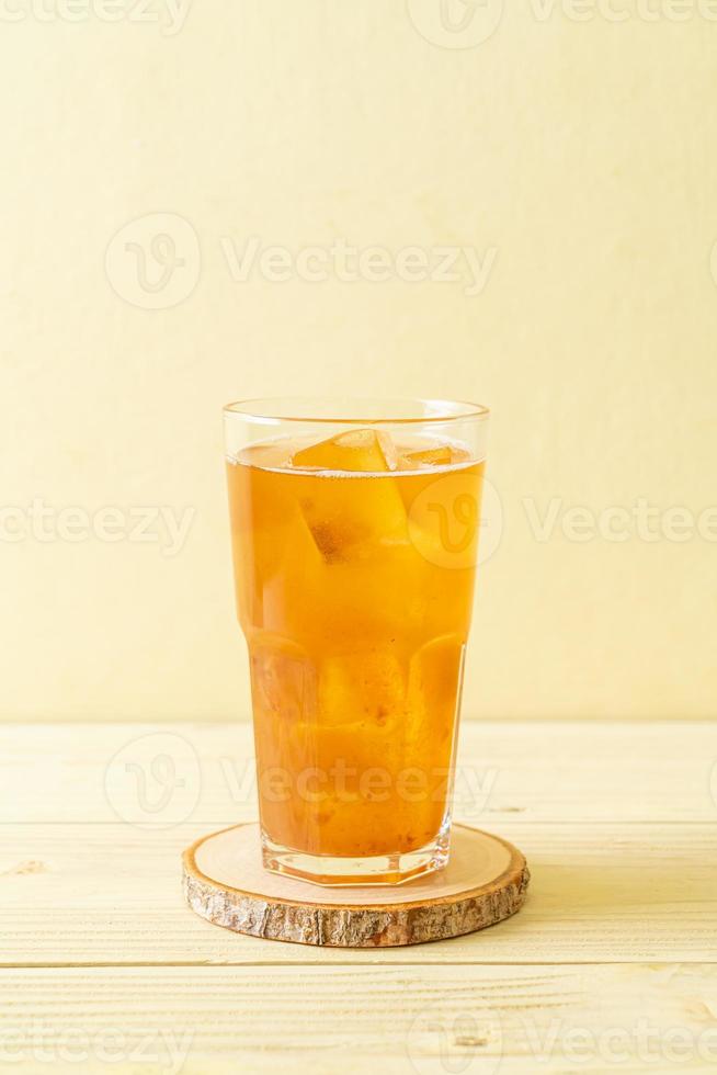 deliciosa bebida doce suco de tamarindo e cubo de gelo foto