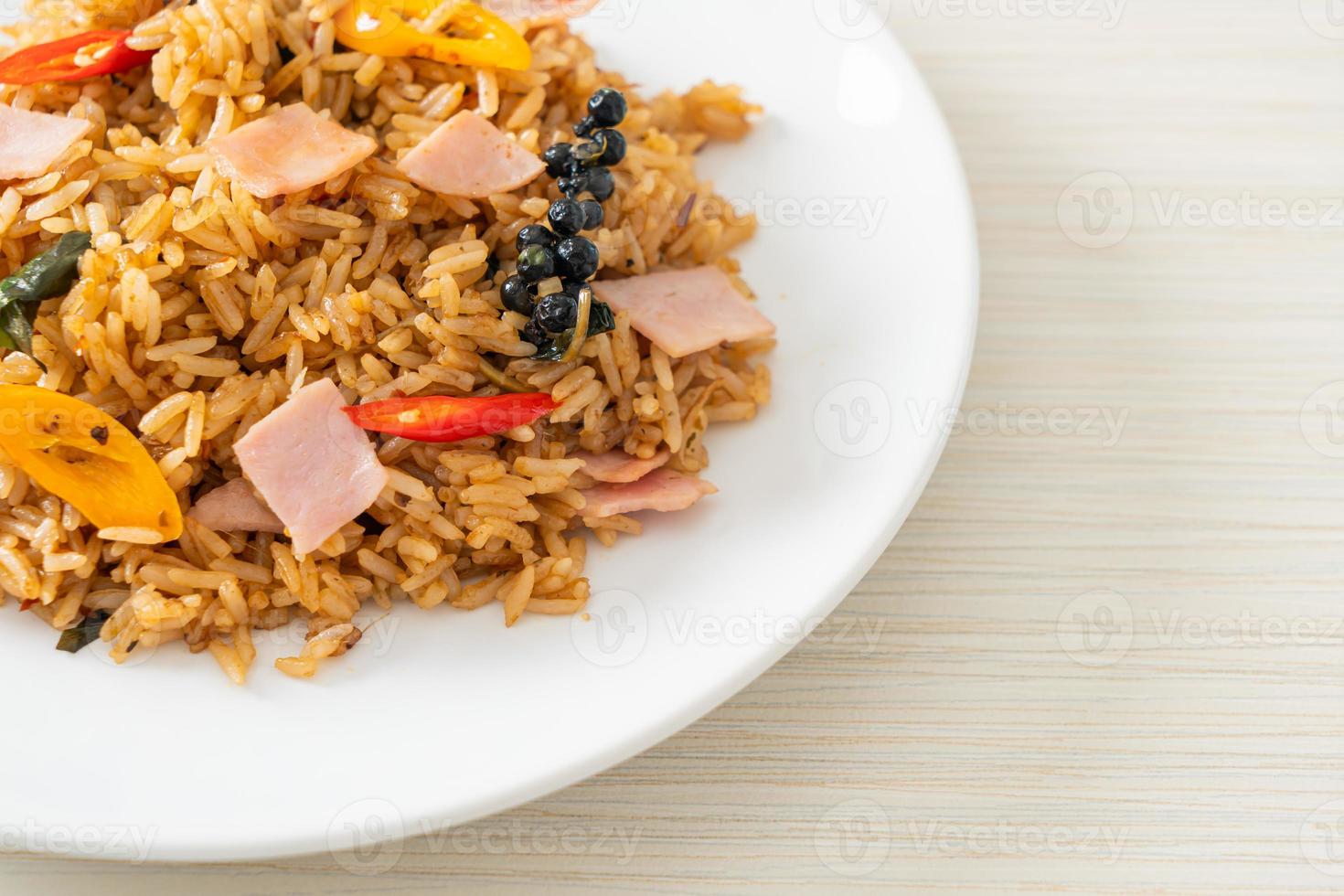 arroz frito com presunto com ervas e especiarias foto