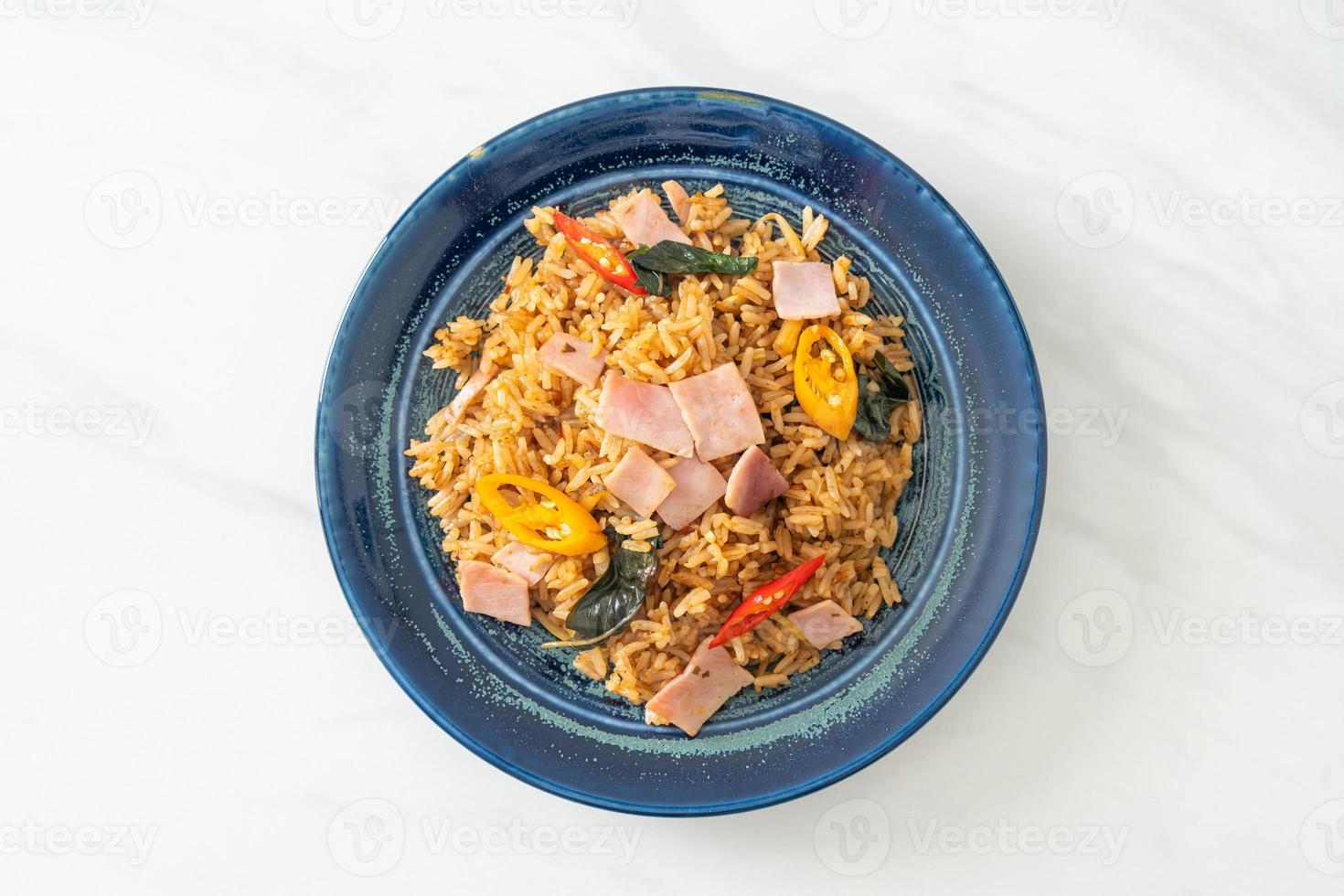 arroz frito com presunto com ervas e especiarias foto