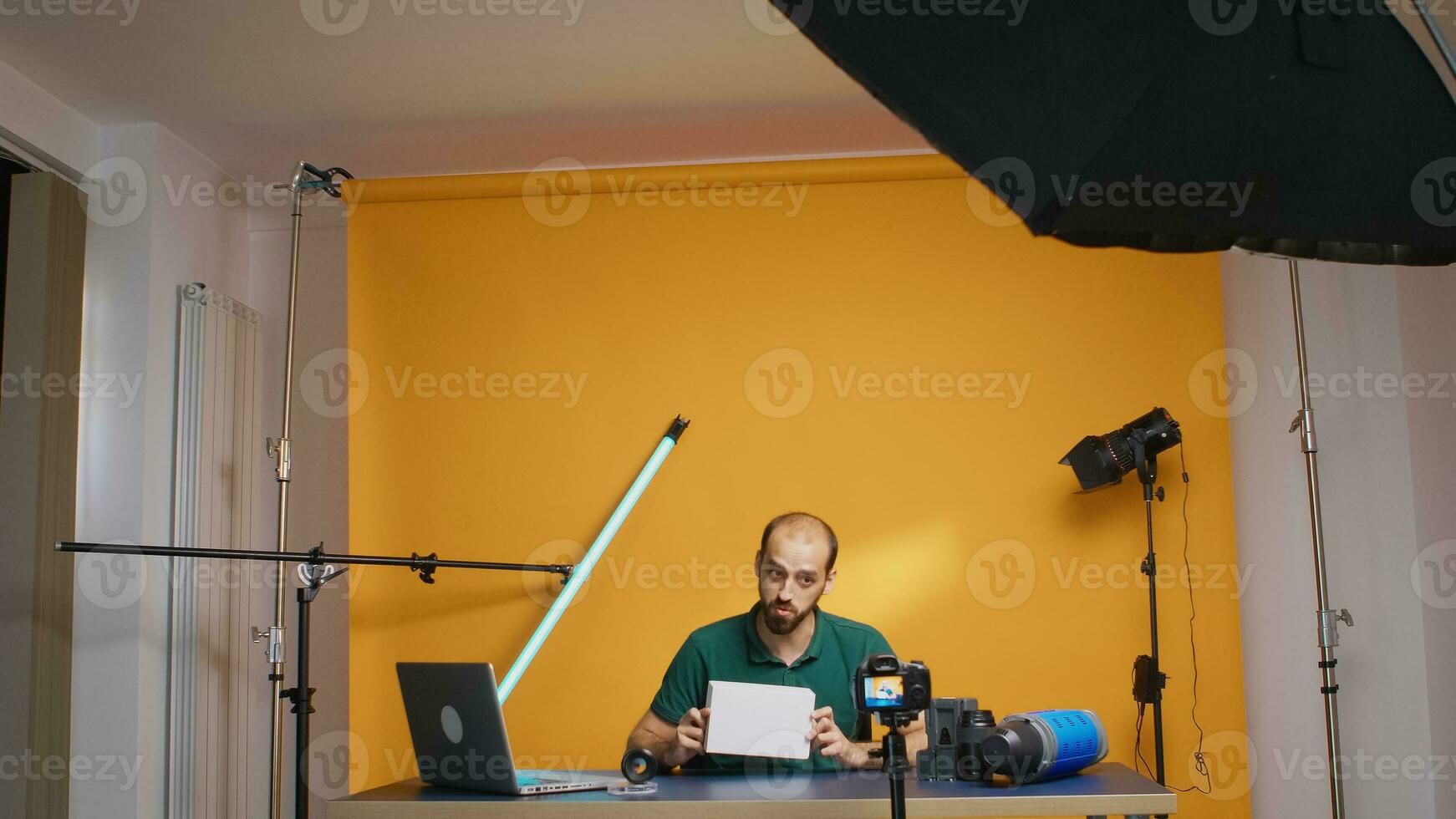 influenciador gravação doar e segurando caixa dentro frente do Câmera. social meios de comunicação Estrela influenciador para público partilha assinantes, tecnologia vlogger, conectados rede Internet podcast foto