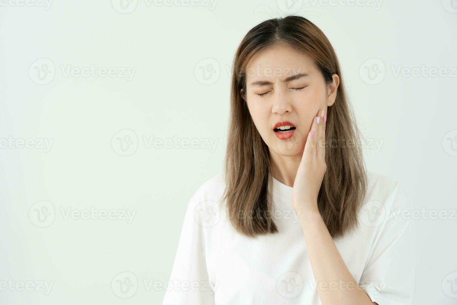 ásia mulher sentir dor de dente a partir de gengivite, fêmea Sofra dente, decair problemas, dental Cuidado. sensível dente, decair problema, mau respiração, gengival recessão, oral higiene instrução, dente Extração foto