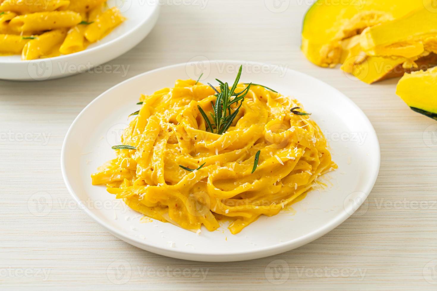 macarrão fettuccine com molho cremoso de abóbora com abóbora foto