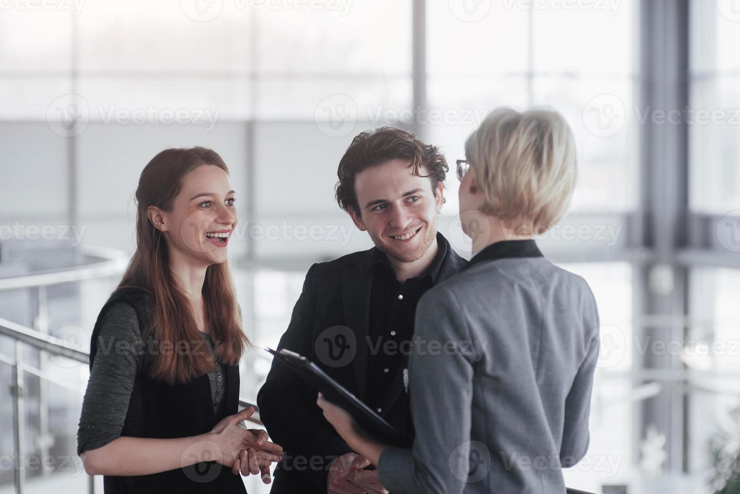 conceito de negócios, tecnologia e escritório - chefe feminina sorridente, conversando com a equipe de negócios foto