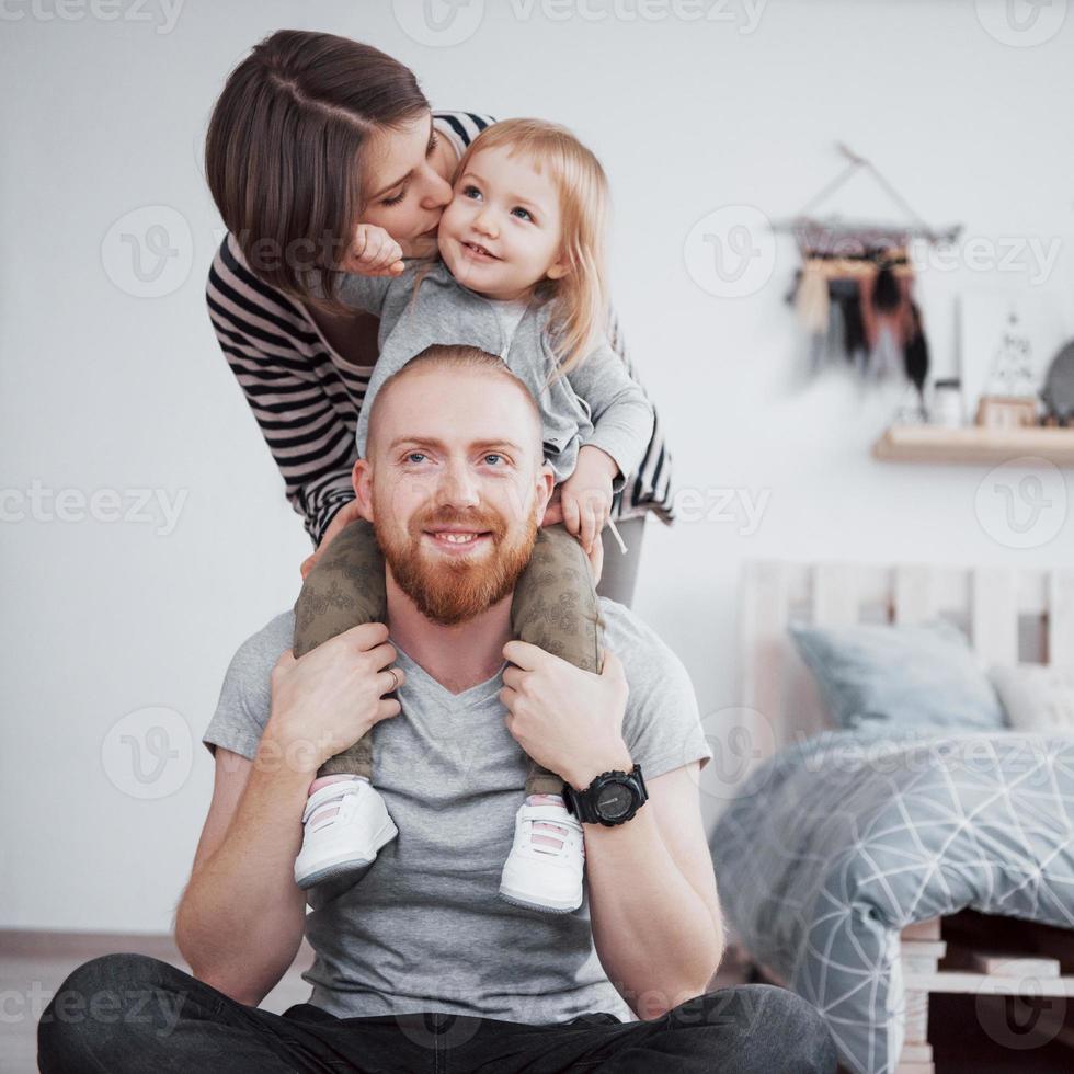 família feliz mãe, pai, filha criança em casa foto