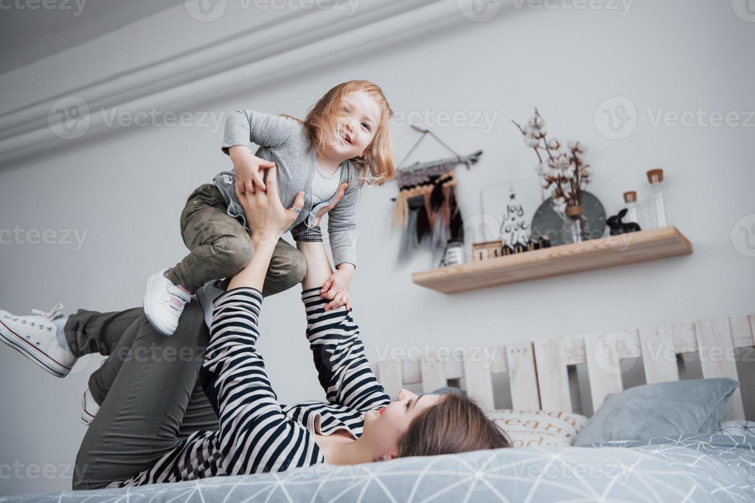 família amorosa feliz. mãe e filha menina brincando e se abraçando foto