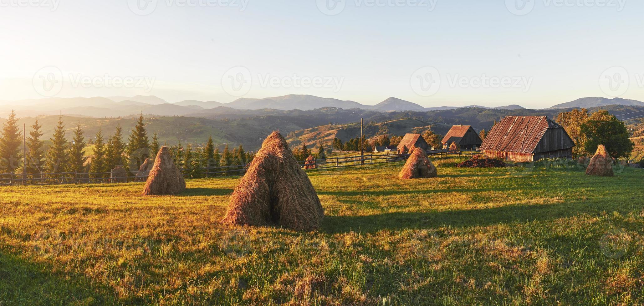 majestoso pôr do sol na paisagem de montanhas. carpático, ucrânia foto