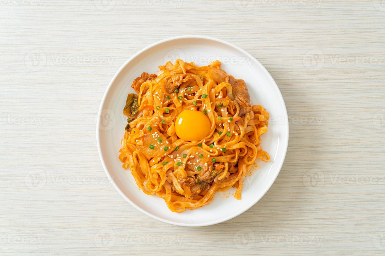 macarrão udon frito com kimchi e porco foto