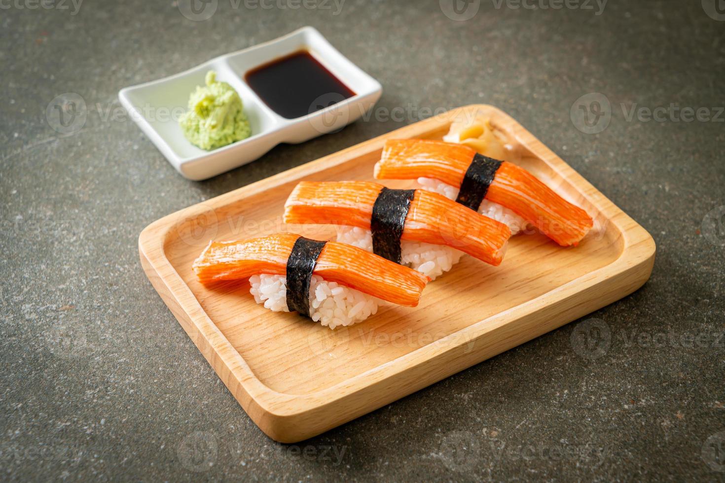 siri palito de sushi no prato de madeira foto