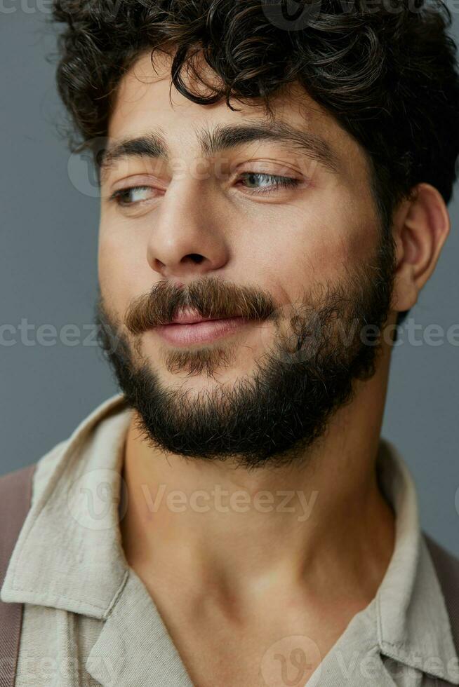 homem bonito expressão cara cabeça olhando confiante casual fundo caucasiano face feliz branco foto