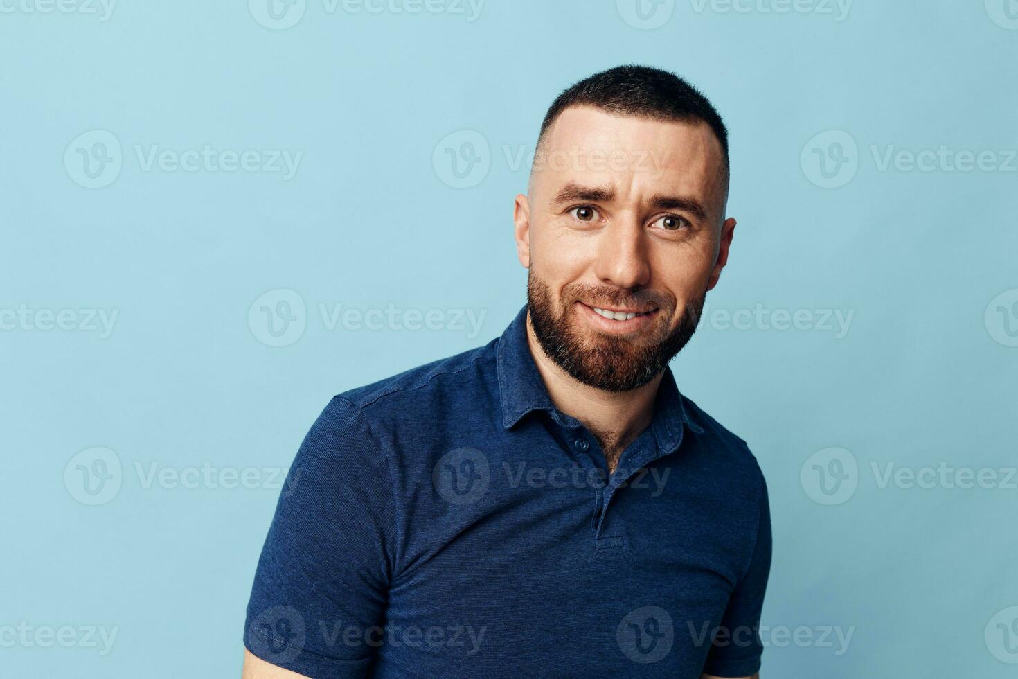 homem jovem fundo expressão retrato feliz caucasiano bonito isolado fundo face estúdio foto