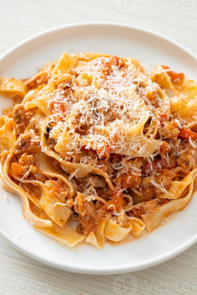 macarrão caseiro fettuccine à bolonhesa com queijo foto