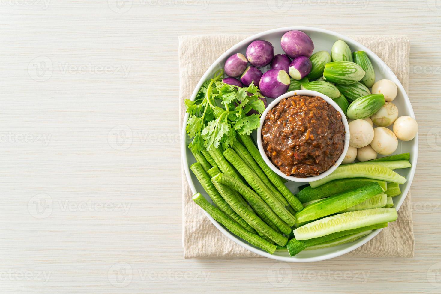 pasta de peixe fermentado de pimenta com vegetais frescos foto