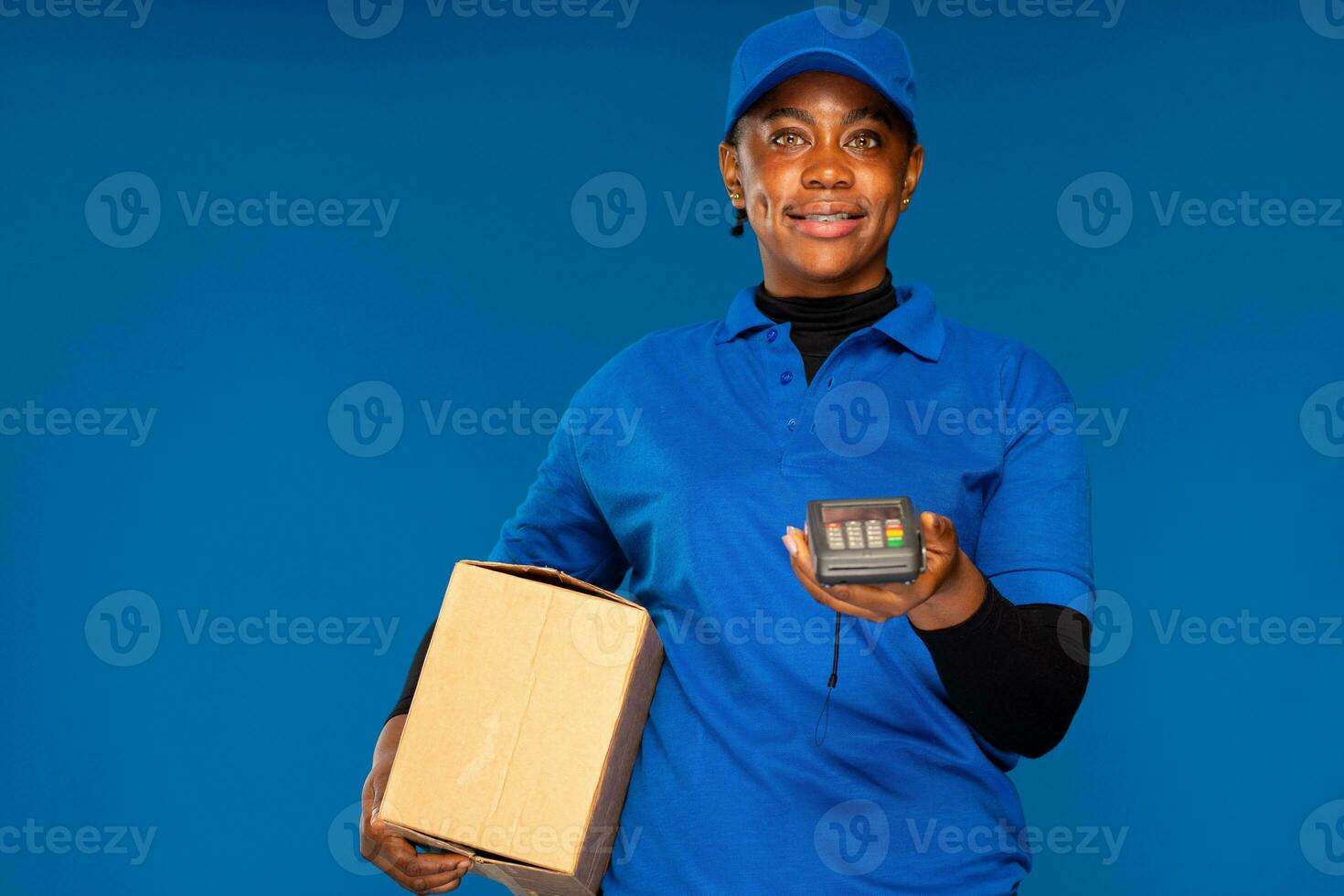 bonita africano Entrega trabalhador suporte uma ponto do venda dispositivo foto