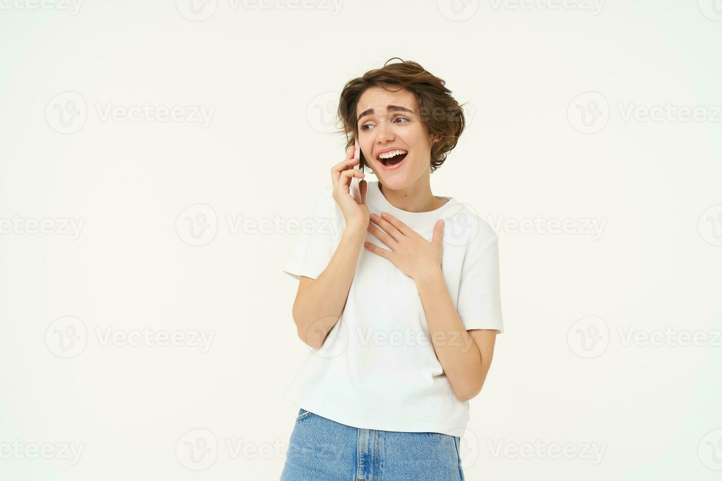 feliz mulher casualmente falando em Móvel telefone e sorridente, discutindo alguma coisa com amigo sobre a Telefone, branco fundo foto