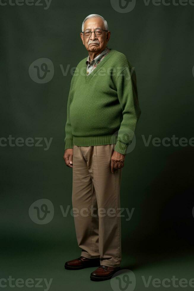 ai gerado a idosos cavalheiro dentro uma verde suéter foto
