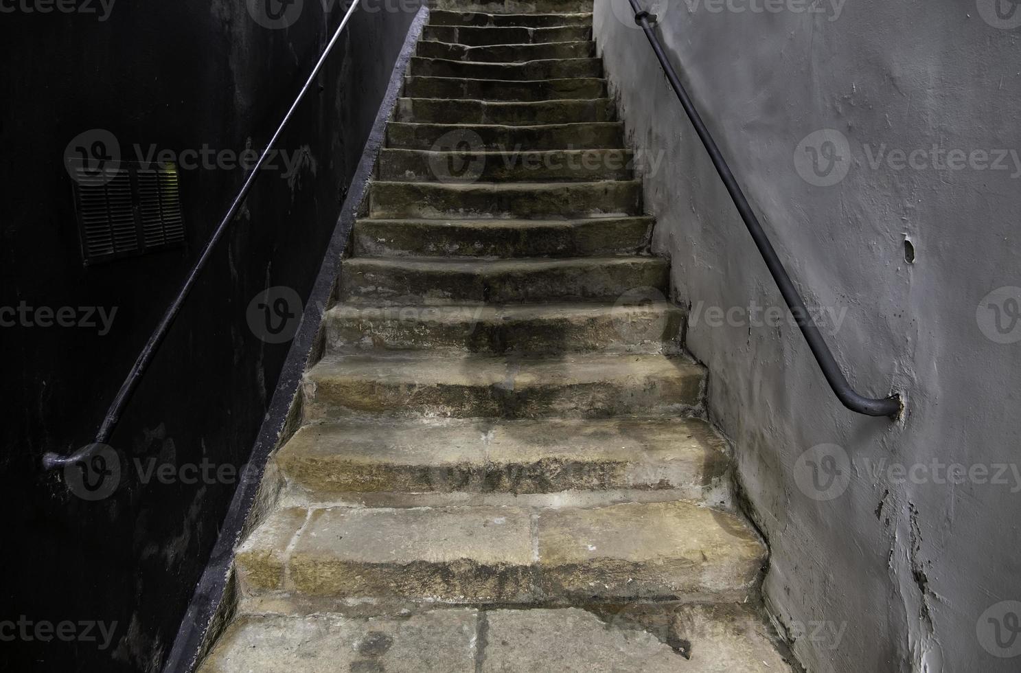 escada velha escura foto