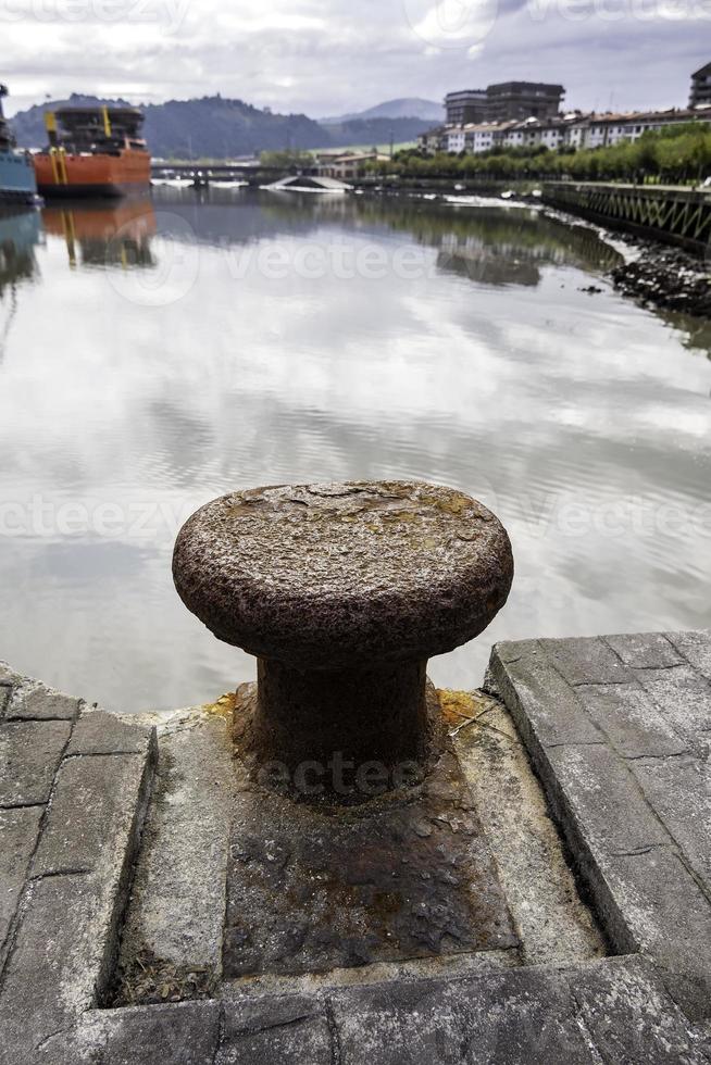 metal para amarração de barcos foto