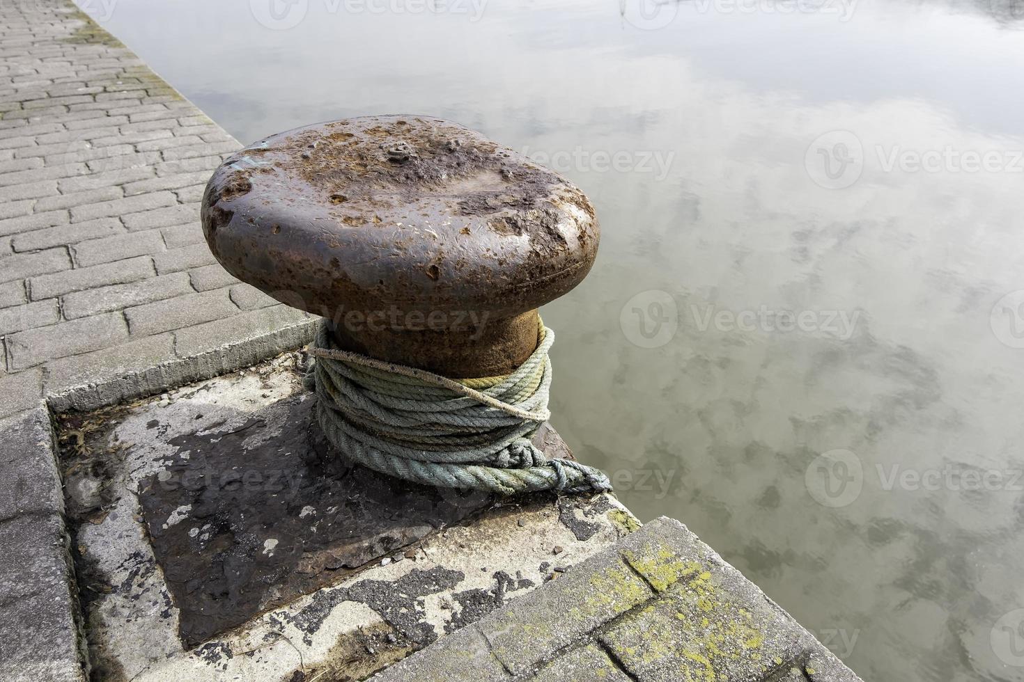 metal para amarração de barcos foto