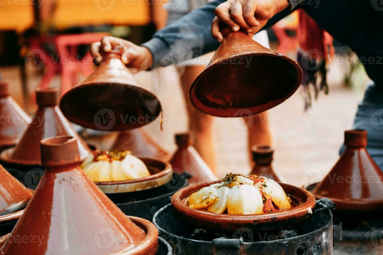 delicioso marroquino tradicional prato tagine com batatas e legumes. foto