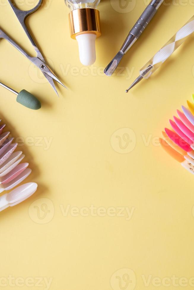 ferramentas de manicure plana leigos em um fundo colorido com espaço de cópia foto