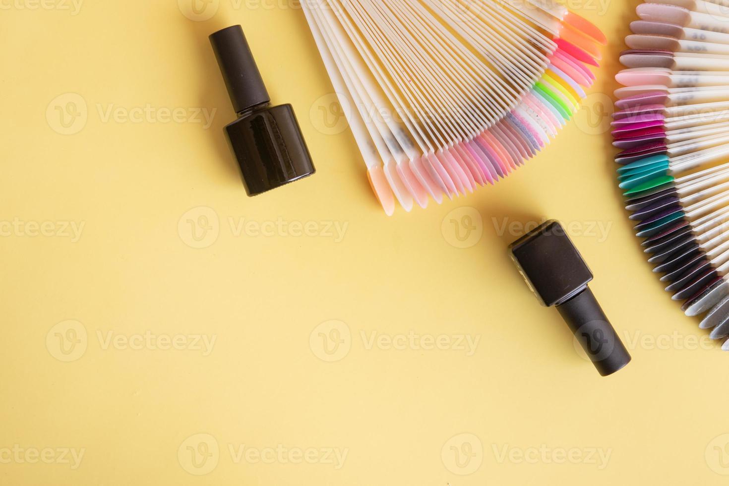 ferramentas de manicure plana leigos em um fundo colorido com espaço de cópia foto