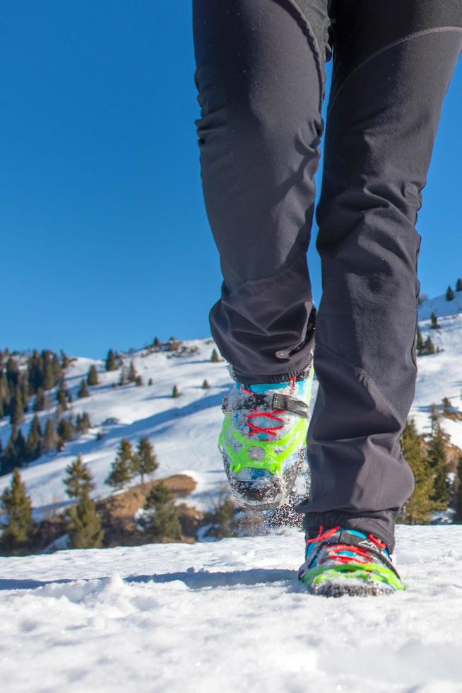 andar na neve com botas e crampons foto