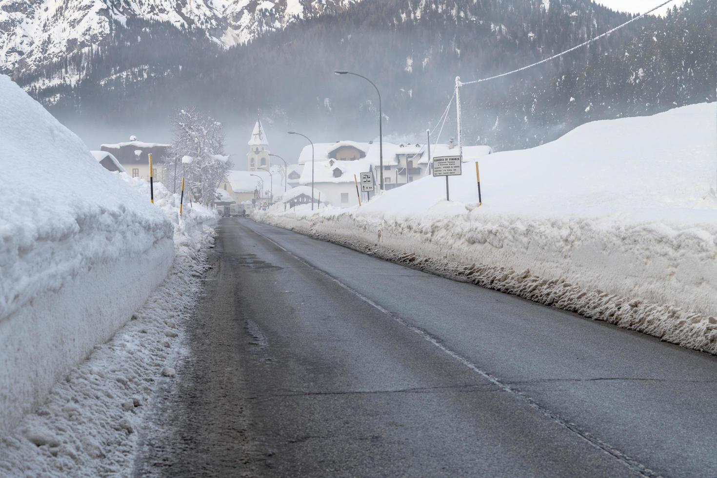 após a queda de neve. últimas luzes do crepúsculo em sappada. magia das dolomitas foto