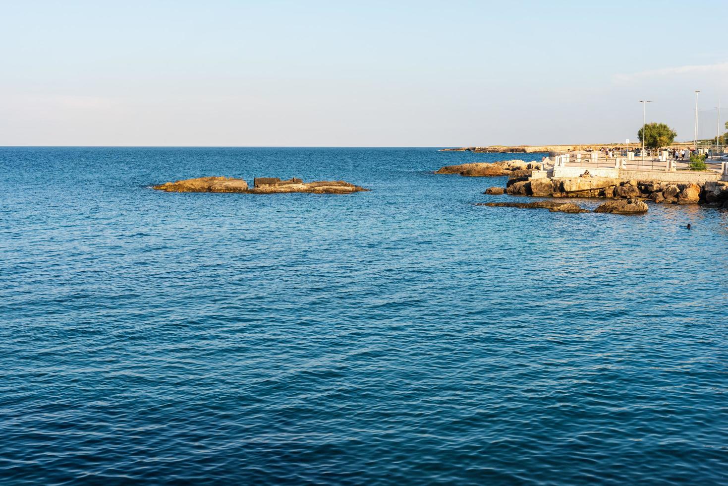 monopoli, o porto e o centro histórico foto