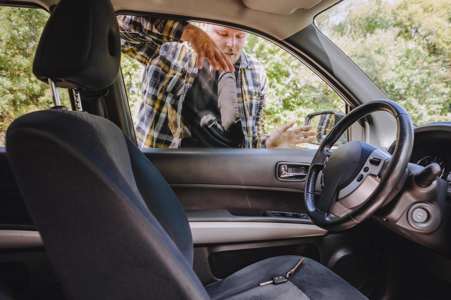 homem trancou o carro e esqueceu as chaves dentro foto