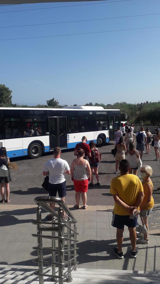 theologos, rhodos, greece - ônibus de 14 de setembro de 2021 para a cidade de rhodes foto