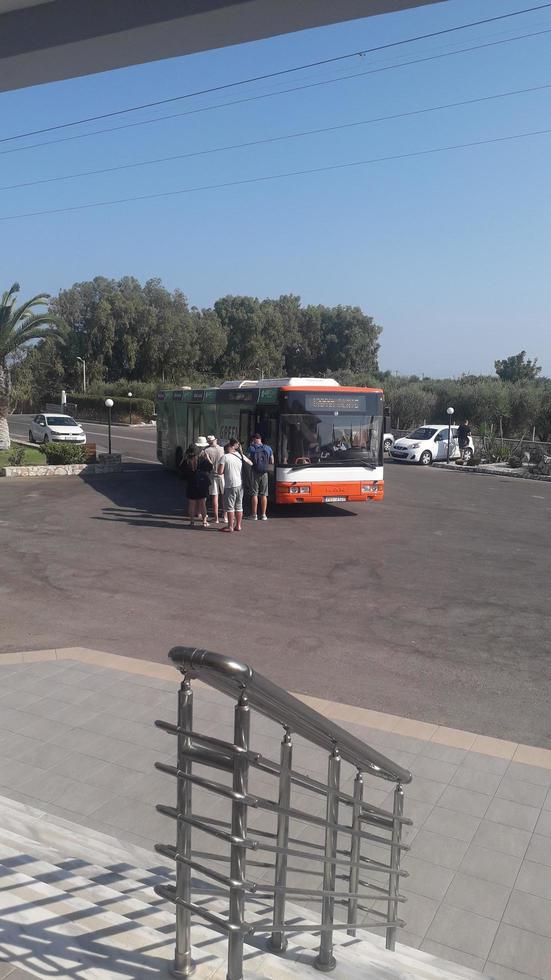 theologos, rhodos, greece - ônibus de 14 de setembro de 2021 para a cidade de rhodes foto