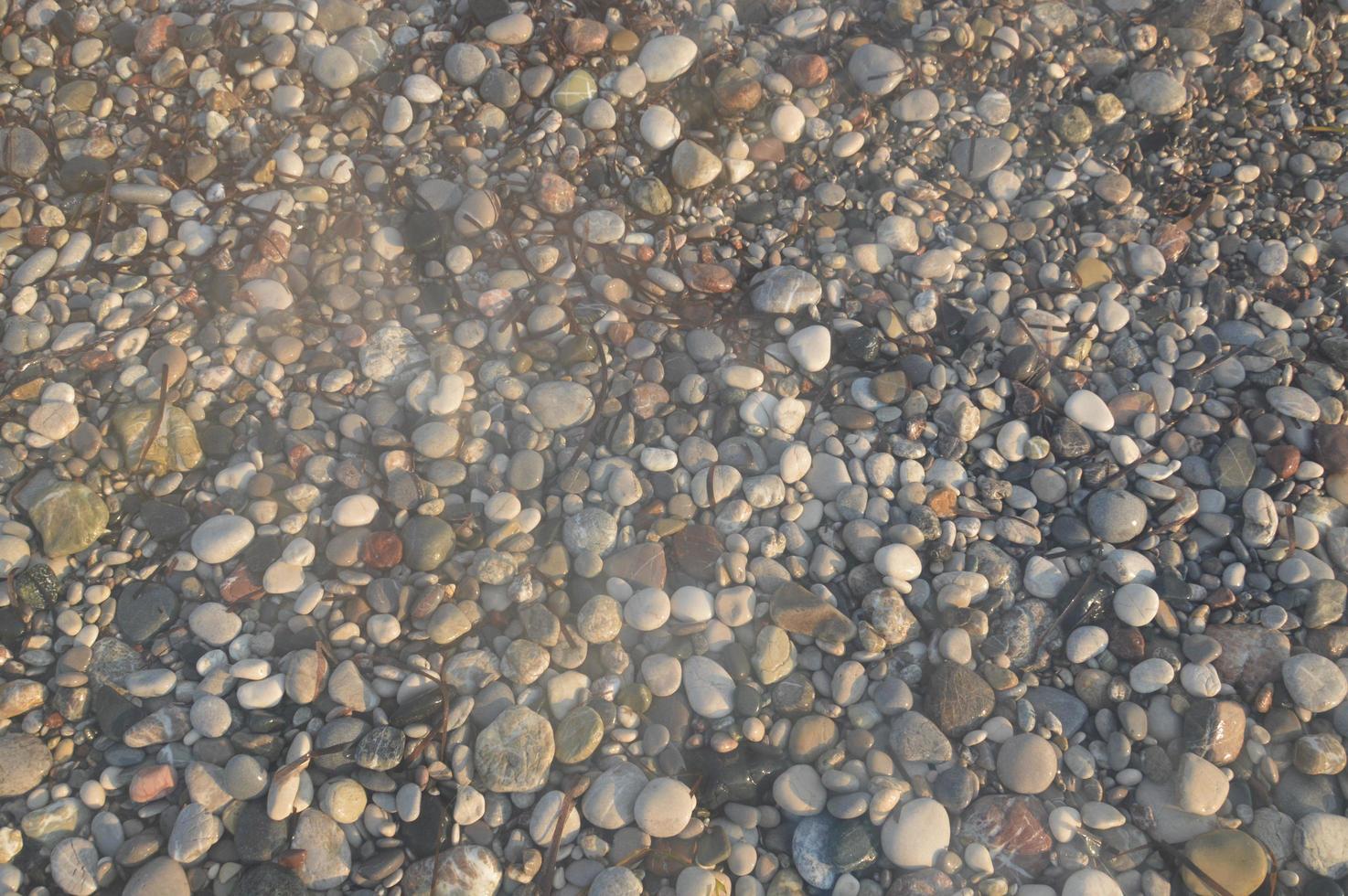 textura de seixo na costa do mar Egeu, na Grécia foto