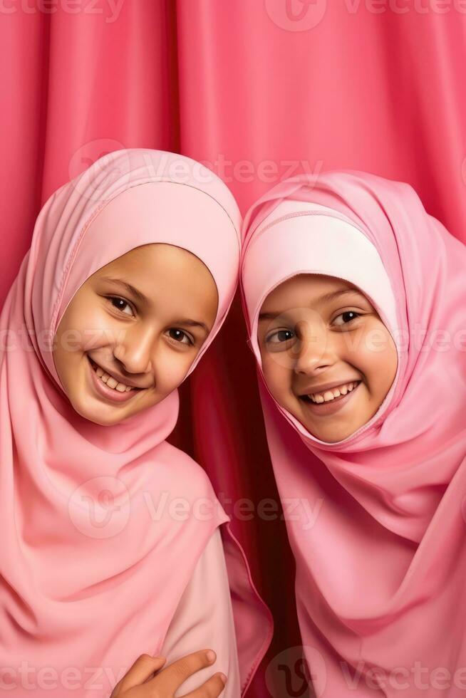 ai gerado dois jovem meninas vestindo Rosa muçulmano traje, posando alegremente para a Câmera. foto