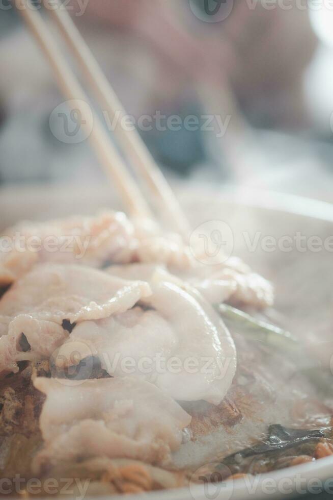 tailandês churrasco grade carne de porco em uma quente panela bufê. foto