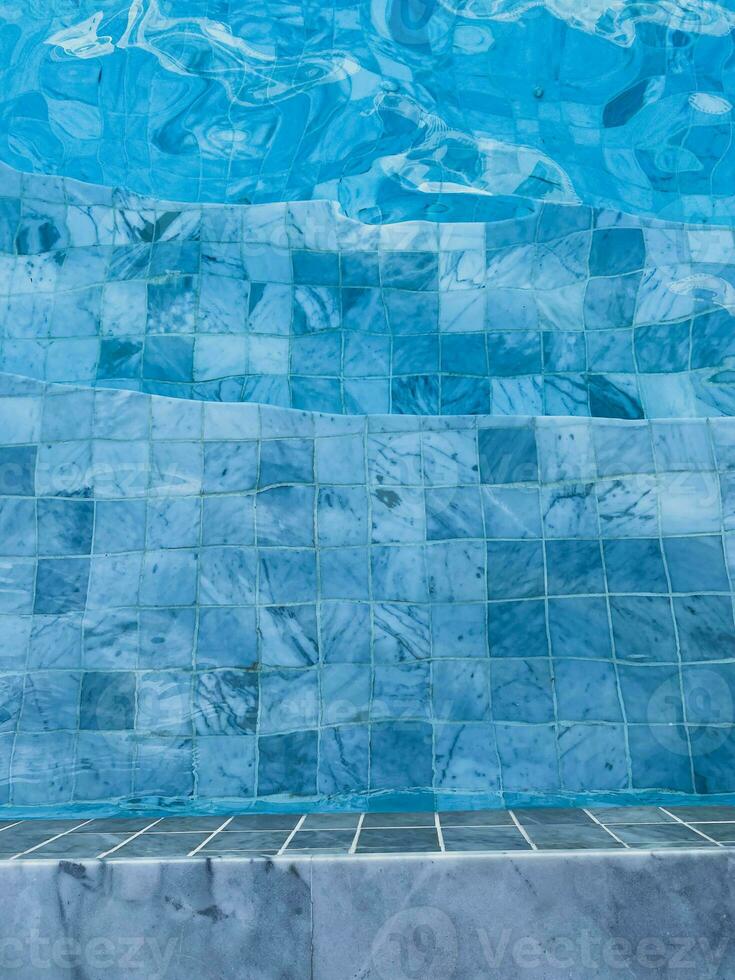 piscina Beira concreto com azul água foto