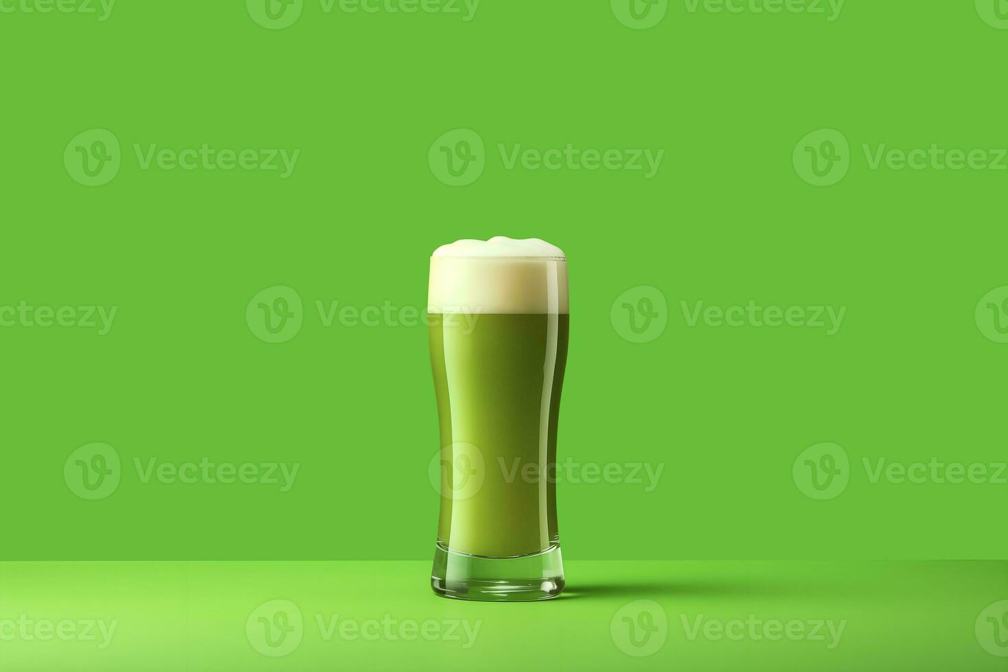 ai gerado verde Cerveja para st. patricks dia. mínimo em verde fundo. ai gerado foto