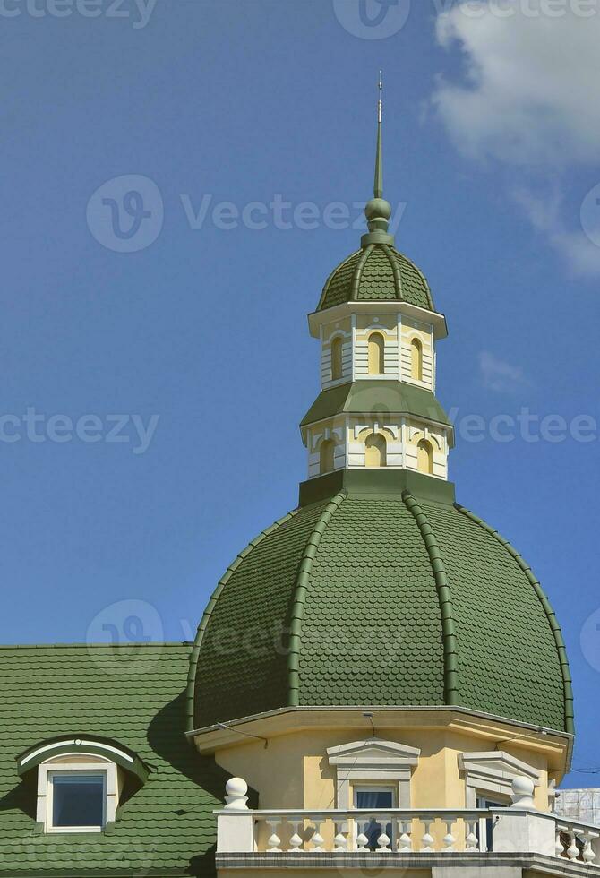 completou o trabalho perfeito de cobertura de alta qualidade a partir de coberturas metálicas. a cúpula de forma poliédrica com uma torre é coberta com telhas metálicas verdes foto