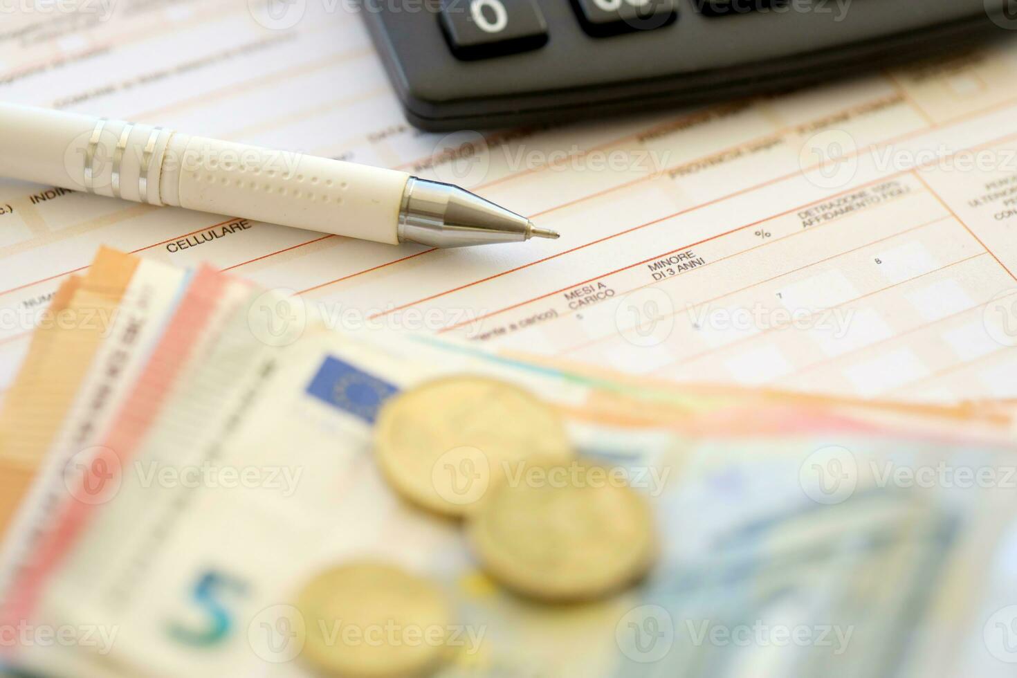 o preenchimento italiano imposto Formato processo com caneta, calculadora e euro dinheiro contas fechar acima. imposto pagando período foto