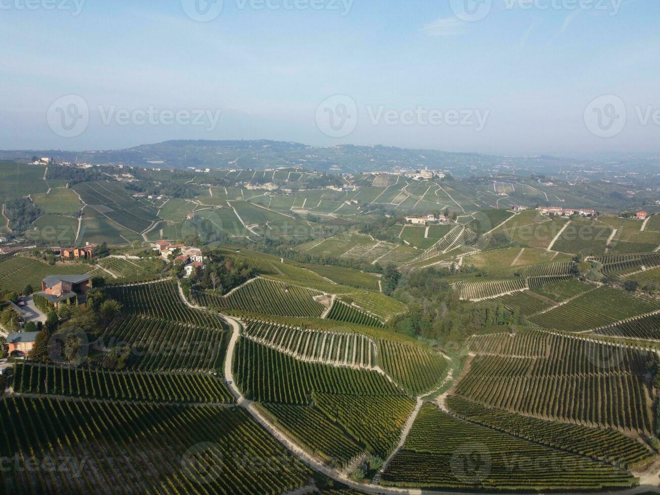 paisagens do a piemontês Langhe fotografado de zangão a partir de a aéreo ponto do Visão e com outono cores foto