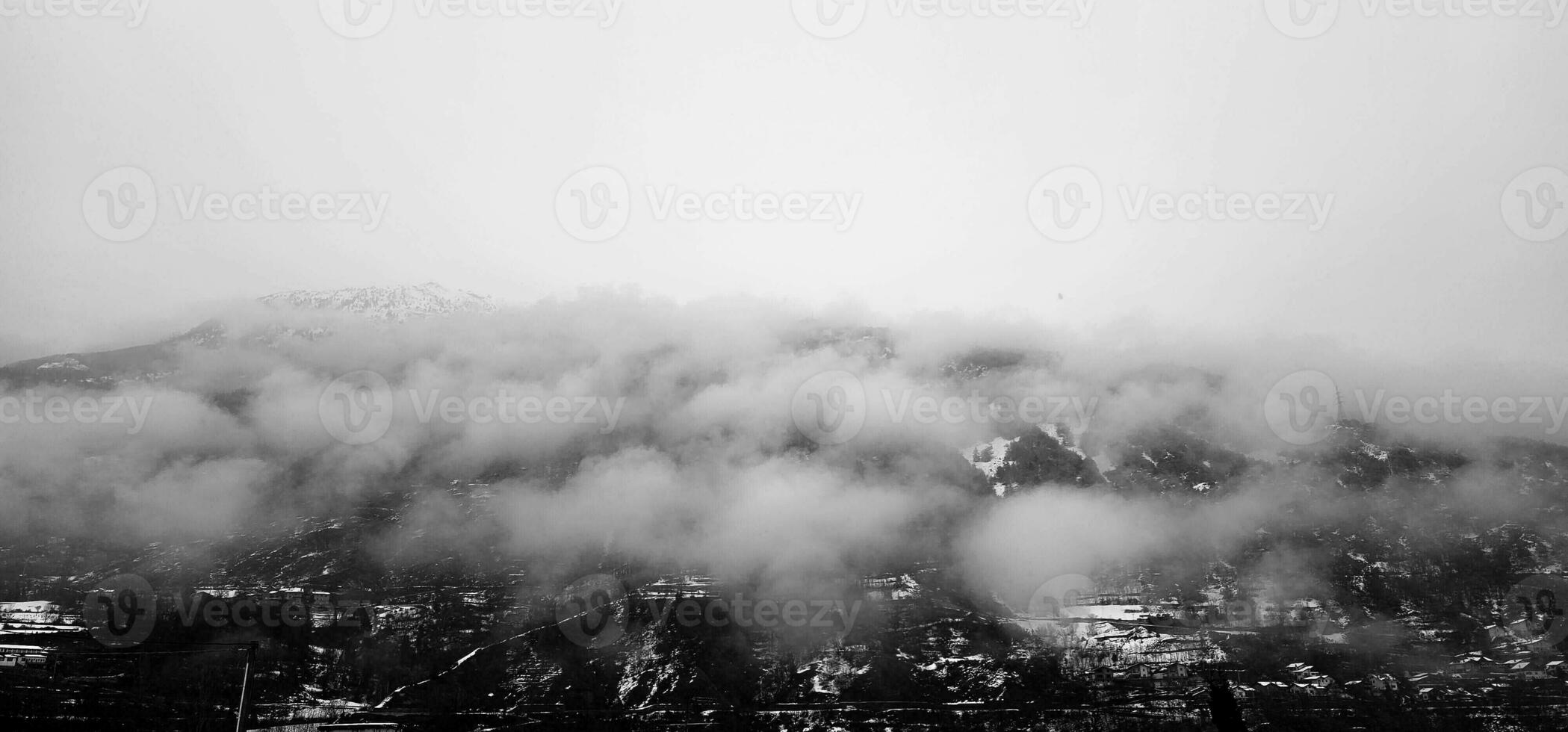 inverno paisagens do a aosta vale, a Alpes montanha alcance dentro dezembro 2023 às a começando do a frio inverno foto