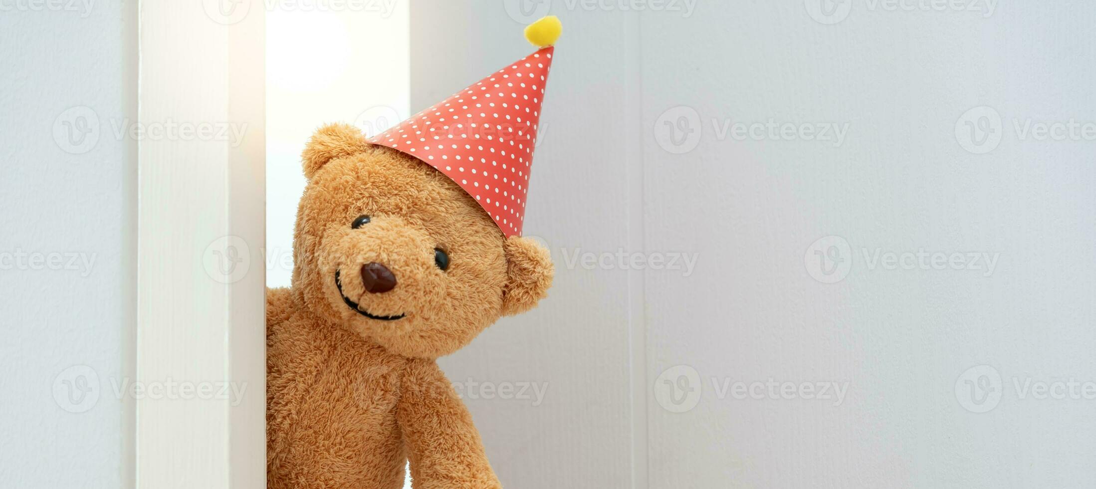 fofa Castanho Urso de pelúcia Urso brinquedo esgueirar-se atrás a porta e surpresa para felicitar a especial dia feriado festivais. jogos criança, dia Cuidado, Bem-vindo, criança dia, tímido infância, festa engraçado, recheado boneca foto