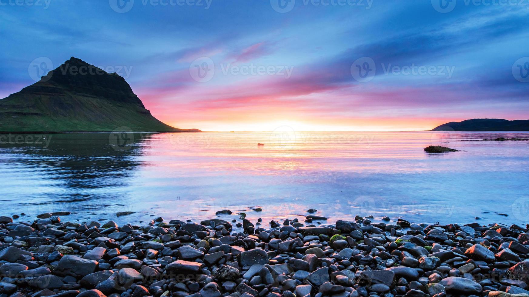 o pitoresco pôr do sol sobre paisagens e cachoeiras. montanha kirkjufell. Islândia foto