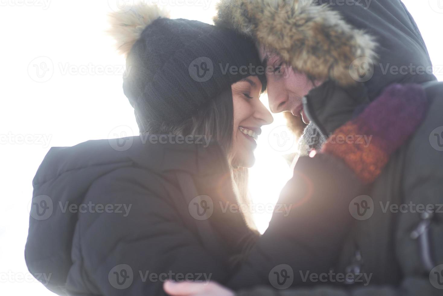 casal jovem feliz em winter park, divertindo-se. família ao ar livre. foto