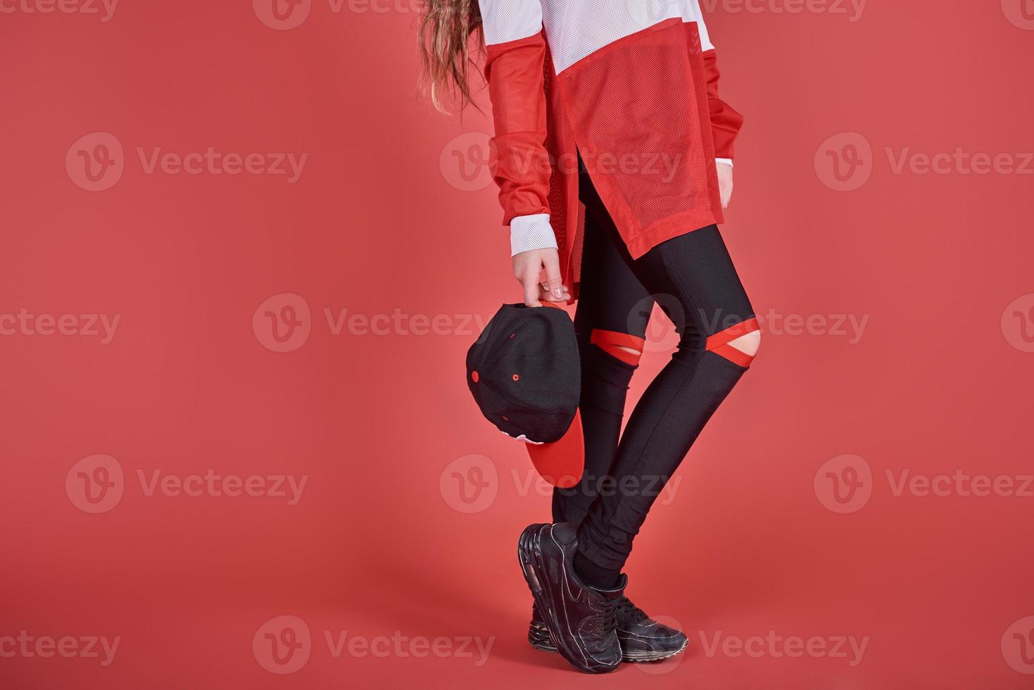 jovem linda linda garota dançando sobre fundo vermelho, estilo hip-hop moderno slim adolescente pulando foto