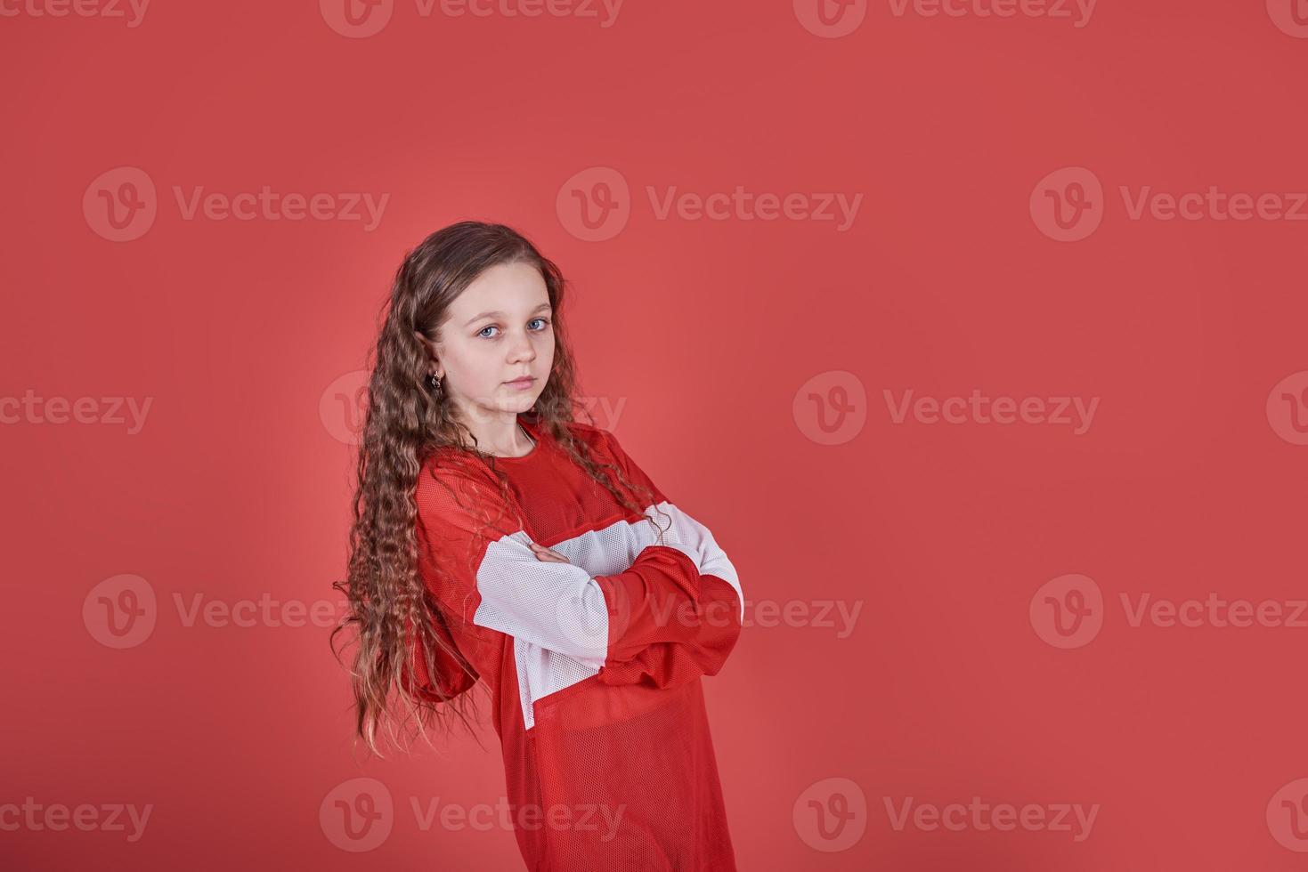 jovem linda linda garota dançando sobre fundo vermelho, estilo hip-hop moderno slim adolescente pulando foto