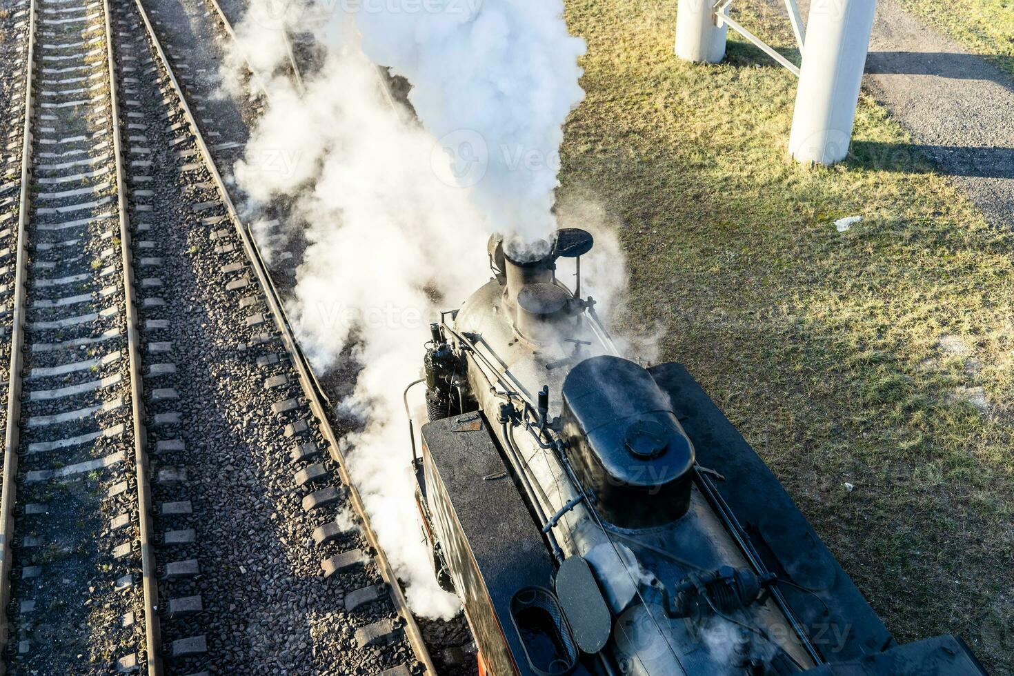 topo Visão do corrente locomotiva em ferrovias foto