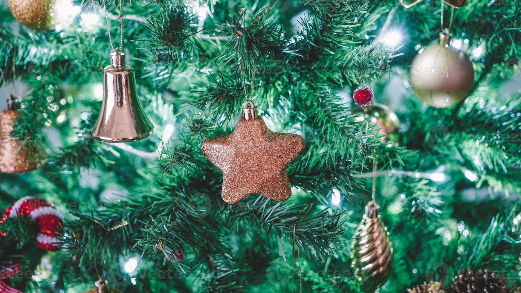 brinquedos de natal pendurados na árvore de natal foto