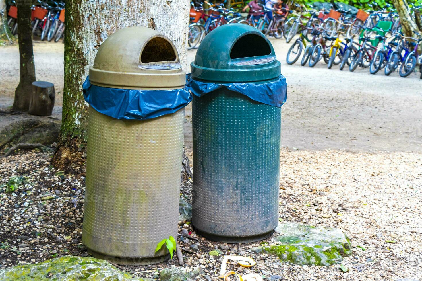 lixo latas dentro a parque do cabo ruínas dentro México. foto