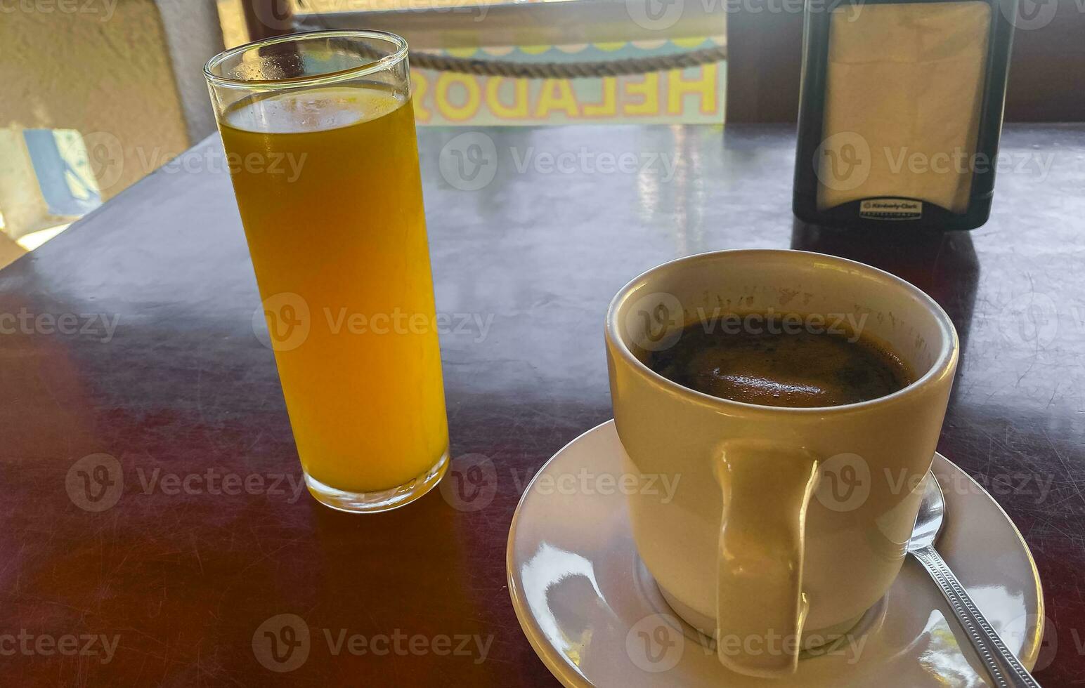 copo do americano Preto café e laranja suco restaurante México. foto