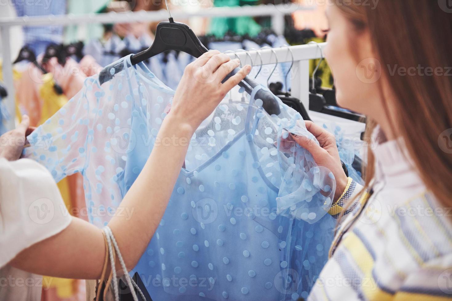 loja de roupas traje vestido conceito de estilo de loja de moda. fazendo compras com a melhor amiga foto